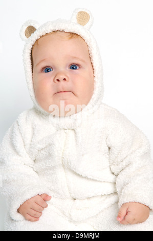 Cute smiling blonde bébé en costume d'ours Banque D'Images