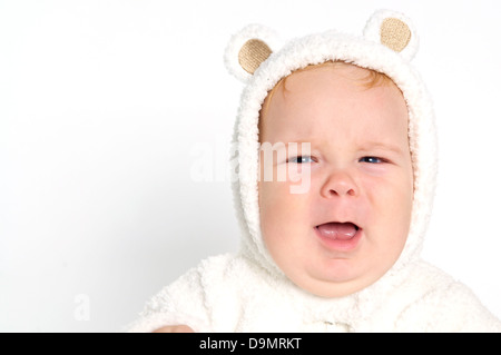 Cute smiling blonde bébé en costume d'ours Banque D'Images