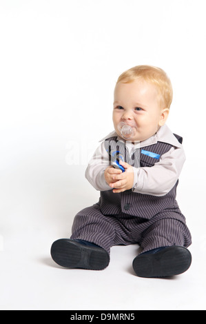 Blond bébé avec tétine en costume officiel Banque D'Images