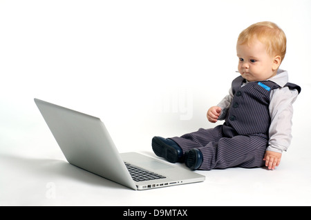 En blond bébé suit working with laptop Banque D'Images
