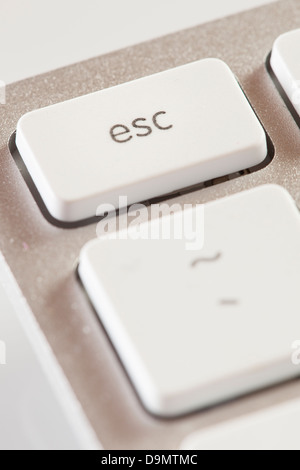 Bouton Échap sur un clavier d'ordinateur gris blanc avec touches de saisie Banque D'Images