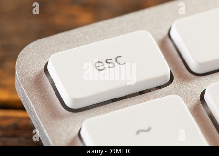 Bouton Échap sur un clavier d'ordinateur gris blanc avec touches de saisie Banque D'Images