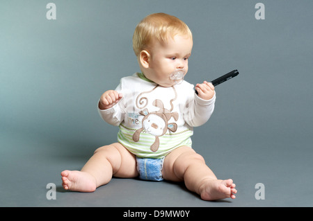 Blond bébé jouant avec un marqueur Banque D'Images