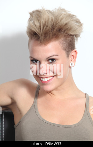 Portrait d'une jeune fille adolescente fashion style punk avec sitting on a couch Banque D'Images