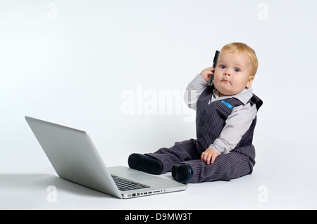 En blond bébé suit working with laptop Banque D'Images