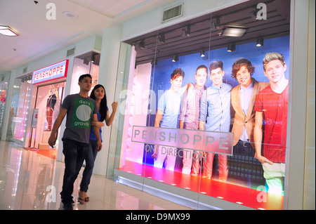 Les jeunes de l'Ayala Center Cebu City aux Philippines Banque D'Images