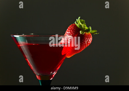 Cocktail à la fraise , se concentrer sur une baie Banque D'Images