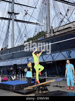 Greenwich, London, UK. 22 juin 2013. Voir ce Magmanus suédois primé est un spectacle de cirque, barnstorming rip-roaring, tourner l'estomac de la comédie. Petit et Grand, les deux Ronnies, Ant et Dec - nous aimons tous une loi double bande dessinée - respectent maintenant la version théâtre de rue, comme Magmanus mis à l'épreuve des amitiés avec le vol d'acrobatie, de faits d'équilibre et de jonglage de Bollywood. Banque D'Images