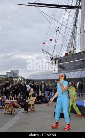 Greenwich, London, UK. 22 juin 2013. Voir ce Magmanus suédois primé est un spectacle de cirque, barnstorming rip-roaring, tourner l'estomac de la comédie. Petit et Grand, les deux Ronnies, Ant et Dec - nous aimons tous une loi double bande dessinée - respectent maintenant la version théâtre de rue, comme Magmanus mis à l'épreuve des amitiés avec le vol d'acrobatie, de faits d'équilibre et de jonglage de Bollywood. Banque D'Images