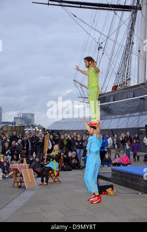 Greenwich, London, UK. 22 juin 2013. Voir ce Magmanus suédois primé est un spectacle de cirque, barnstorming rip-roaring, tourner l'estomac de la comédie. Petit et Grand, les deux Ronnies, Ant et Dec - nous aimons tous une loi double bande dessinée - respectent maintenant la version théâtre de rue, comme Magmanus mis à l'épreuve des amitiés avec le vol d'acrobatie, de faits d'équilibre et de jonglage de Bollywood. Banque D'Images