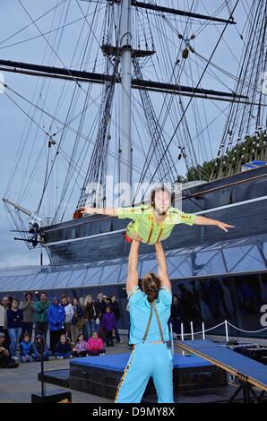 Greenwich, London, UK. 22 juin 2013. Voir ce MAGMANUS Suédois primé est un spectacle de cirque, barnstorming rip-roaring, tourner l'estomac de la comédie. Petit et Grand, les deux Ronnies, Ant et Dec - nous aimons tous une loi double bande dessinée - respectent maintenant la version théâtre de rue, comme Magmanus mis à l'épreuve des amitiés avec le vol d'acrobatie, de faits d'équilibre et de jonglage de Bollywood. Banque D'Images