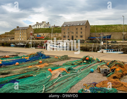 Les filets de pêche LE SÉCHAGE SUR LE QUAI DU PORT DE BURGHEAD MORAY ECOSSE Banque D'Images