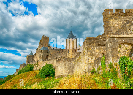 Vue de la forteresse de Carcassonne (France, Languedoc), l'Aude et le vieux pont Banque D'Images