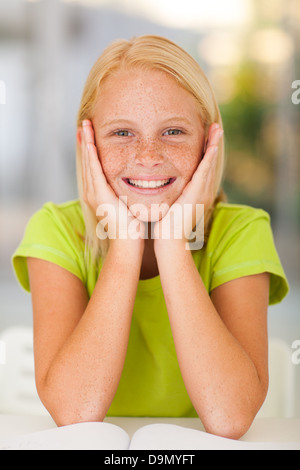 Adorable preteen girl portrait à la maison Banque D'Images