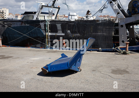 Fraîchement peint de chalut appelé otter sur quai du port port de Cambrils Catalogne Espagne Banque D'Images