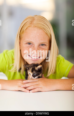 Prendre soin teen girl Playing with animal chaton à la maison Banque D'Images