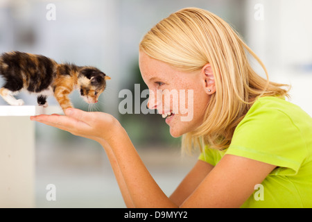 Aimer teen girl Playing with animal chaton à la maison Banque D'Images