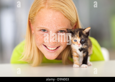 Belle fille de l'adolescence avec son petit chaton animal Banque D'Images