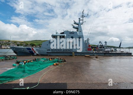 La UK Border Agency cutter Sentinel amarré dans le Port de Campbeltown Banque D'Images