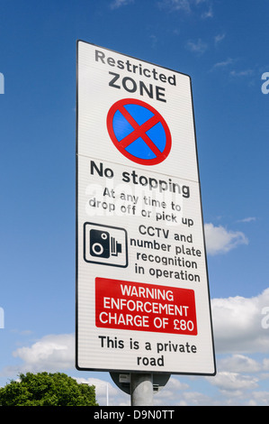 Panneau d'avertissement aux automobilistes qu'ils entrent dans une zone de restriction dans un aéroport que l'arrêt n'est pas autorisé. Banque D'Images