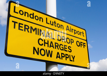 Inscrivez-vous à l'entrée de l'aéroport de Luton en garde les automobilistes que la borne de retrait des accusations s'appliquent maintenant Banque D'Images