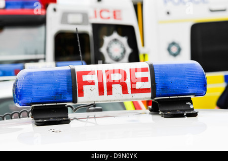 Feux bleus sur le dessus d'un véhicule d'incendie en cas de situation d'urgence Banque D'Images