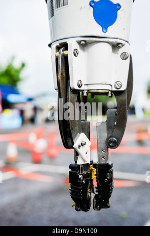 Prise en pince sur une "Andros" véhicule télécommandé (robot), utilisé par les démineurs pour désamorcer les engins piégés et instruments suspects. Banque D'Images