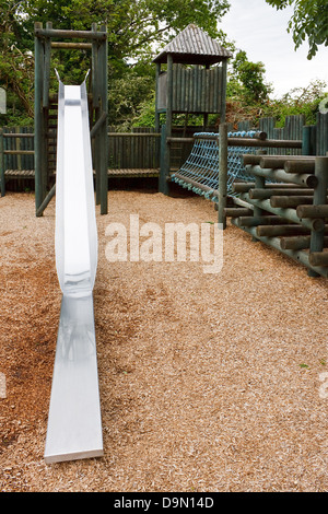 Parc de jeux pour les jeunes enfants à déguster avec une diapositive, tunnel de corde et le château des Tourelles Banque D'Images