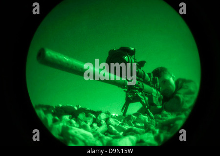 Un Raid Maritime Maritime Force une M110 fusil semi-automatique avec night vision capturés au cours d'une partie de tir réel de nuit désireux d'exercice Lion le 21 juin 2013 en Jordanie. Banque D'Images