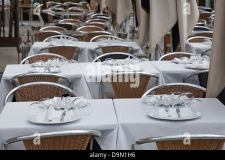 Les couverts sur une table dans un restaurant vide barcelone catalogne espagne Banque D'Images