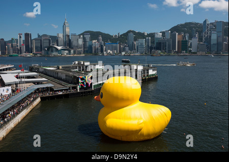 Canard en caoutchouc gonflables exposition d'art dans le port de Hong Kong Mai 2013 Banque D'Images