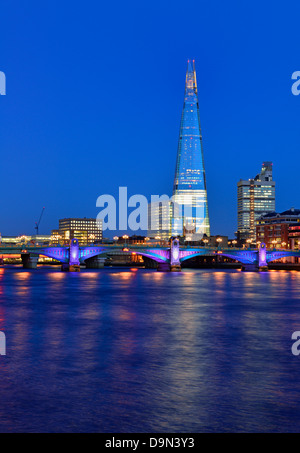 Au crépuscule d'échardes, London Bridge, Southwark Bridge, Londres, Royaume-Uni Banque D'Images