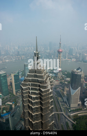 Le quartier financier de Lujiazui à Pudong et les toits de la ville de Shanghai la Chine comme vu du World Financial Center Banque D'Images