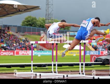 Gateshead, Royaume-Uni. 23 juin 2013. Les nuages se rassemblent plus de Gateshead comme la mens 110m haies. William Sharman (GBR) et Konstadinos Douvalidis (GRE). Jour 2. L'équipe européenne d'athlétisme. Credit : Sport en images/Alamy Live News Banque D'Images