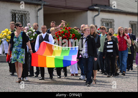 Buchenwald, Allemagne, 23 juin 2013. Les participants d'une gerbe pour les homosexuels victimes du régime nazi à pied de la pierre commémorative à l'ancien camp de concentration. Les participants ont mis le triangle rose à couronnes de pierre commémorative pour souligner le 100e anniversaire du prisonnier homosexuel à Buchenwald Rudolf Brazda qui meurt en 2011. Photo : MARC NRIT/Alamy Live News Banque D'Images