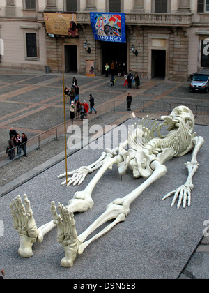 L'aimant de sculpture cosmique Gino De Dominicis,la place du Duomo, Milan, Lombardie, Italie Banque D'Images