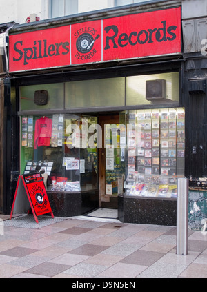 Shopping dans les anciens locaux de Spillers Records, The Hayes, Cardiff, la plus ancienne boutique de disques du monde fondée en 1894. Banque D'Images