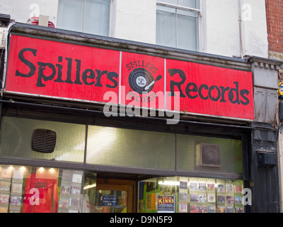 Shopping dans les anciens locaux de Spillers Records, The Hayes, Cardiff, la plus ancienne boutique de disques du monde fondée en 1894. Banque D'Images