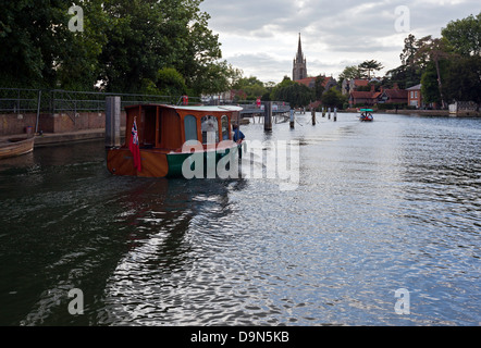 Bateau sur la Tamise au-dessus du déversoir à Marlow Banque D'Images