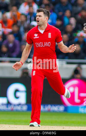 EDGBASTON, ANGLETERRE - 23 juin 2013. L'Angleterre James Anderson au cours de l'ICC Champions trophy finale internationale de cricket entre l'Angleterre et l'Inde à Edgbaston Cricket Ground le 23 juin 2013 à Birmingham en Angleterre. (Photo de Mitchell Gunn/ESPA) Banque D'Images