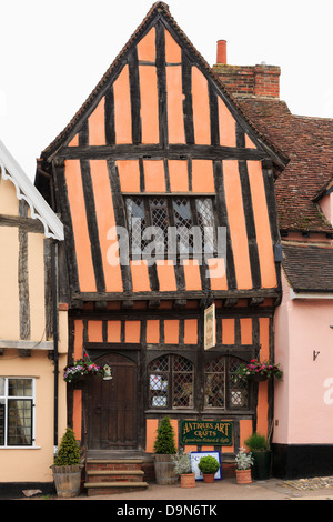 15e siècle Crooked House boutique d'antiquités et de thé en chevrotant pittoresque bâtiment à colombages orange crooked dans High Street, Long Melford, Suffolk, Angleterre, RU Banque D'Images