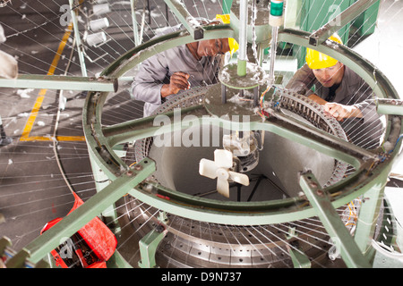 Technicien d'usine textile deux câblages à tisser Banque D'Images