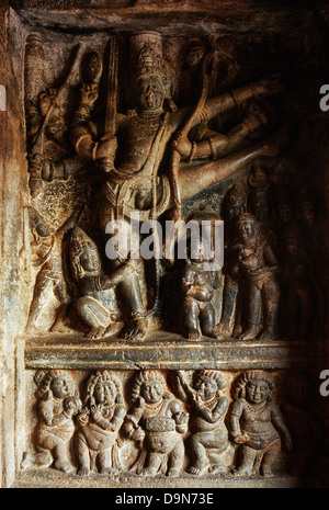 Vishnou Trivikrama sculpture dans la grotte 2 de la grotte Badami temples construits à la fin du vie siècle de notre ère, Badami, Karnataka, Inde Banque D'Images