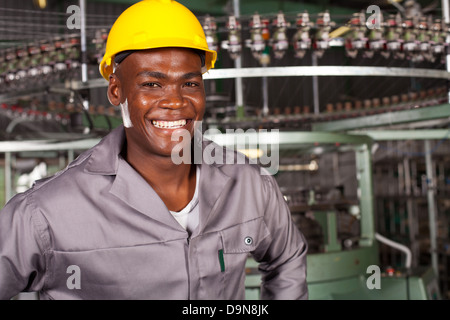 African American industrial worker portrait dans l'avant de la machine Banque D'Images