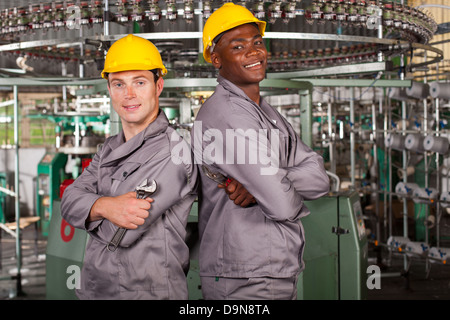 Deux techniciens de l'industrie textile en usine portrait Banque D'Images