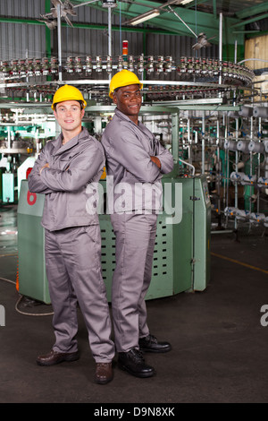 Deux ouvriers de l'industrie portrait en usine Banque D'Images