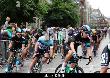 Buchanan Street, Glasgow, Écosse, Royaume-Uni, dimanche 23 juin 2013. Championnat national de course cycliste britannique - le gagnant Mark Cavendish (au centre) dans la course automobile masculine sur le premier tour du centre-ville Banque D'Images