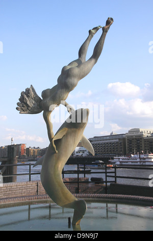 Fille avec une sculpture de David Dolphin Wynne Londres Banque D'Images