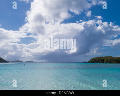Tempête sur la mer des Caraïbes au large de l'île de St John dans les îles Vierges américaines Banque D'Images