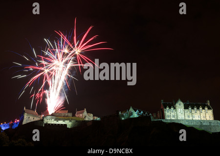 Rafale d'artifice au-dessus du château d'Édimbourg au cours de la Military Tattoo. Banque D'Images